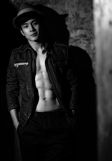 最帅猛男蒋劲夫写真秀紧实腹肌图片