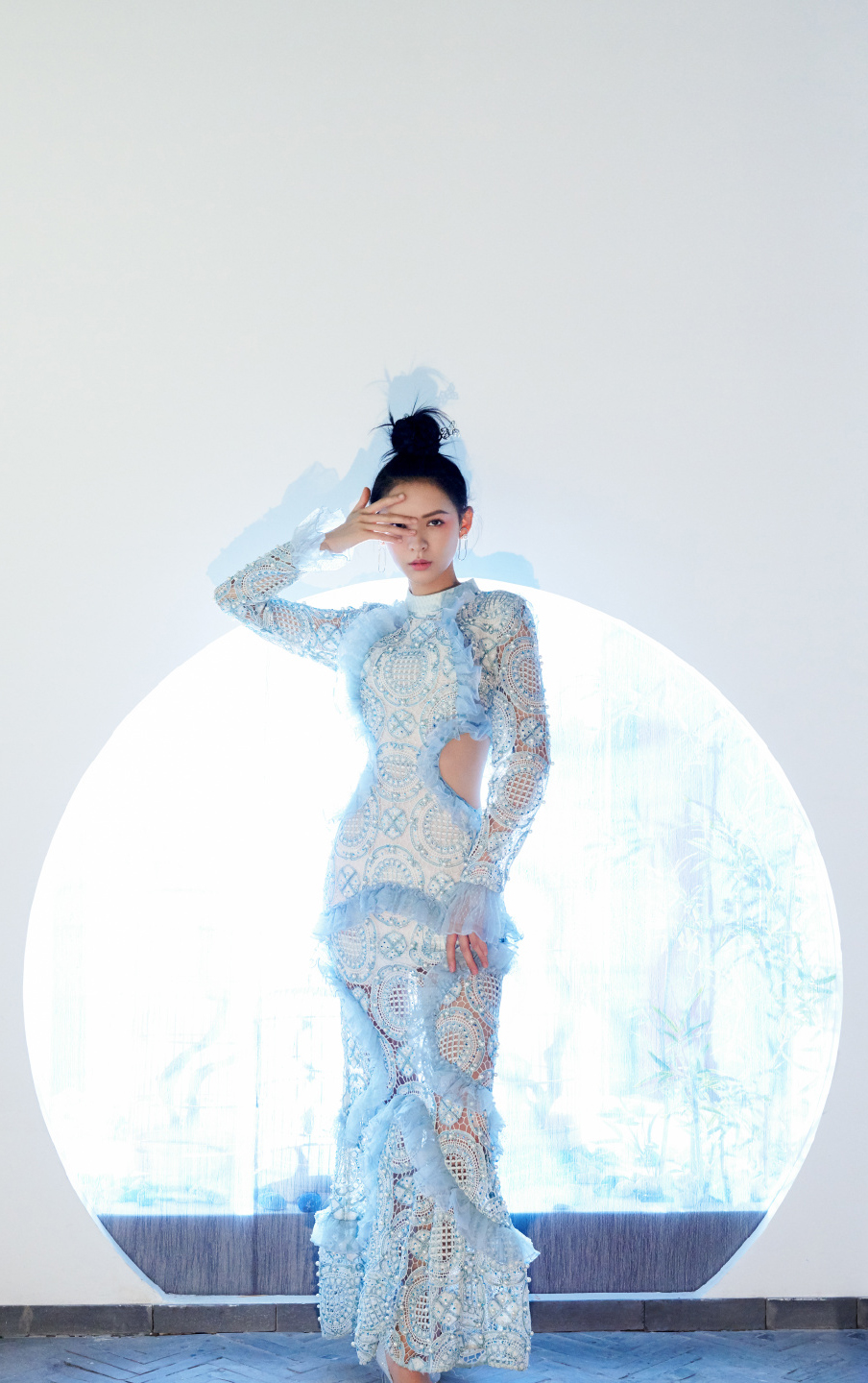 中国内地新晋女演员模特张予曦妩媚浴袍微博美照图片图片