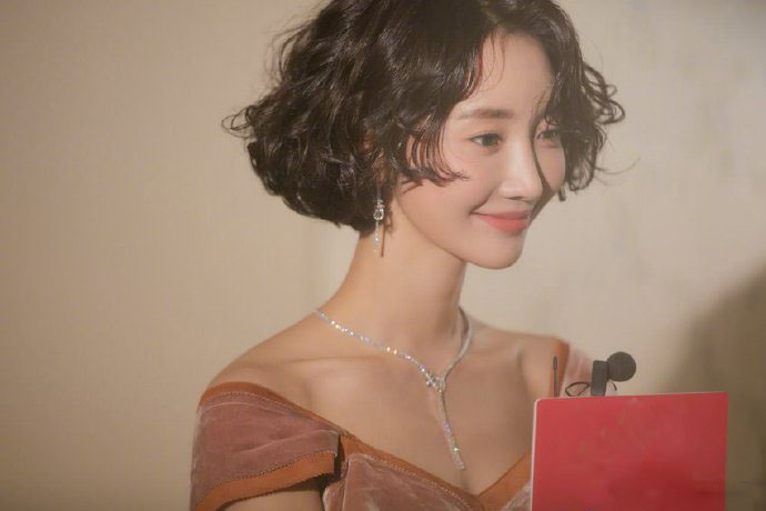 韩国首尔女演员模特高俊熙写真床上诱惑图片