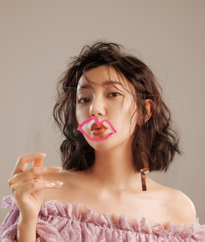 中国台湾流行乐女歌手、影视演员、平面模特郭雪芙玩性感居家写真露香肩锁骨图片图片