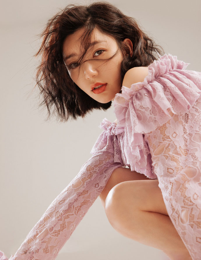 中国台湾流行乐女歌手、影视演员、平面模特郭雪芙玩性感居家写真露香肩锁骨图片图片