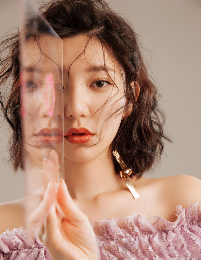中国台湾流行乐女歌手、影视演员、平面模特郭雪芙玩性感居家写真露香肩锁骨图片图片