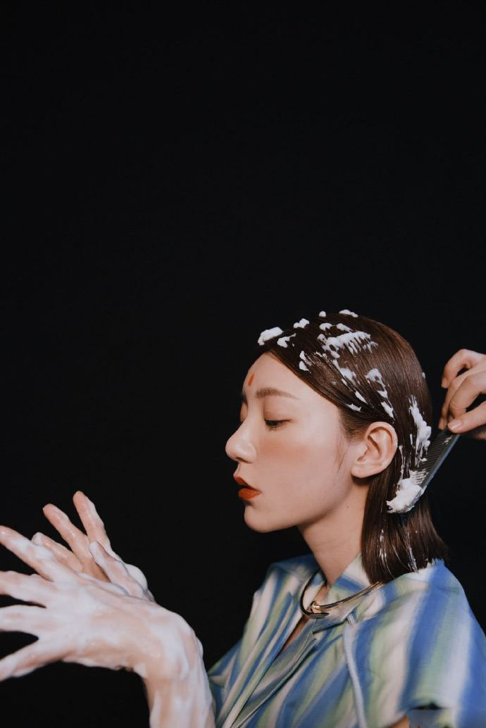 中国台湾流行乐女歌手、影视演员、平面模特郭雪芙玩性感居家写真露香肩锁骨图片图片