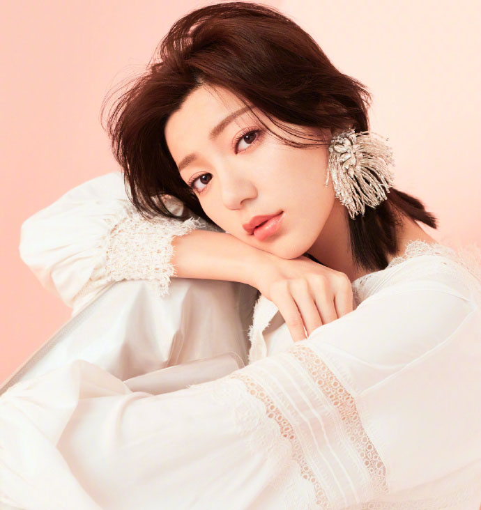 中国台湾流行乐女歌手、影视演员、平面模特郭雪芙玩性感居家写真露香肩锁骨图片图片