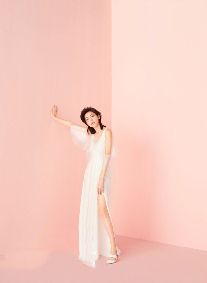 中国台湾流行乐女歌手、影视演员、平面模特郭雪芙玩性感居家写真露香肩锁骨图片图片