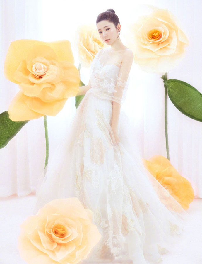 中国台湾流行乐女歌手、影视演员、平面模特郭雪芙玩性感居家写真露香肩锁骨图片图片