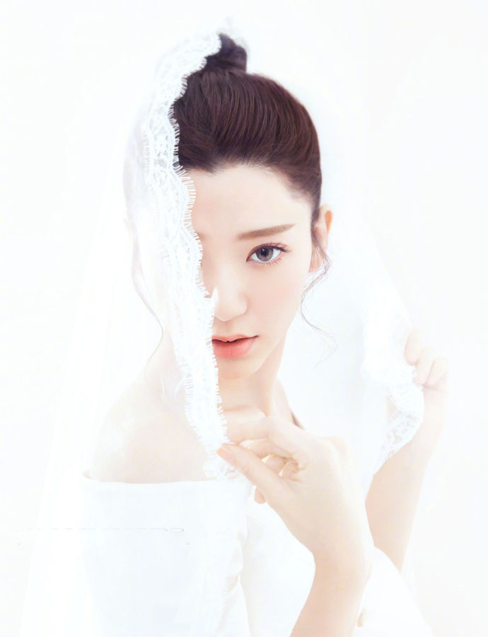 中国台湾流行乐女歌手、影视演员、平面模特郭雪芙玩性感居家写真露香肩锁骨图片图片