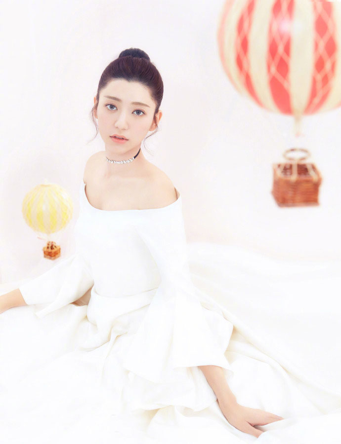 中国台湾流行乐女歌手、影视演员、平面模特郭雪芙玩性感居家写真露香肩锁骨图片图片