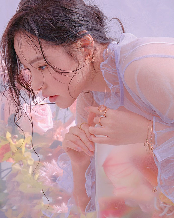 高清韩国美女闵孝琳写真大秀性感艳丽红唇妩媚动人图片