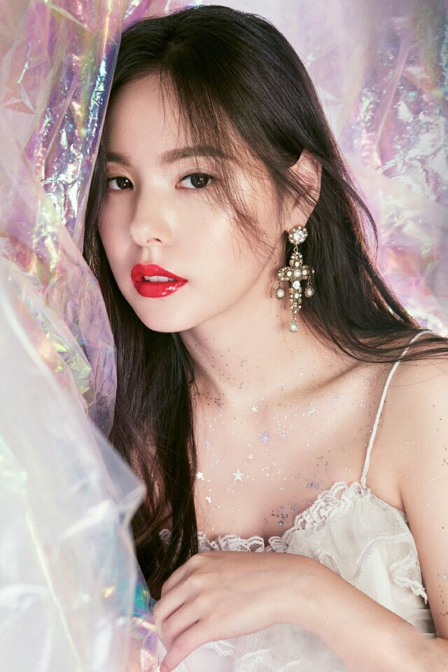 高清韩国美女闵孝琳写真大秀性感艳丽红唇妩媚动人图片
