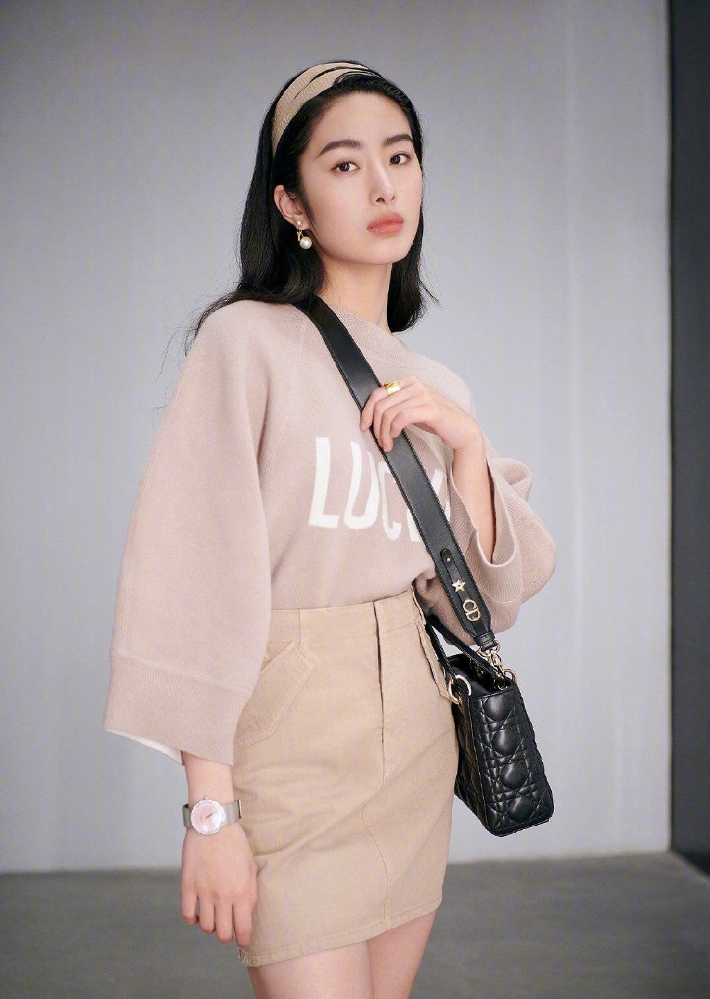 中国内地女演员、歌手、主持人杨采钰蕾丝透视裙性感写真图片图片