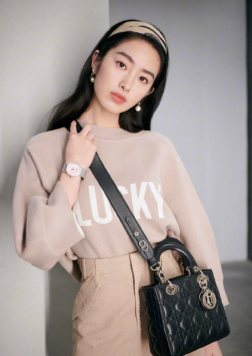 中国内地女演员、歌手、主持人杨采钰蕾丝透视裙性感写真图片图片