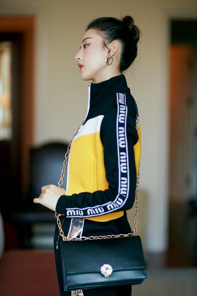 中国北京当代95后女演员宋祖儿民族风高清桌面壁纸图片 中国北京当代95后女演员宋祖儿民族风高清桌面壁纸图片