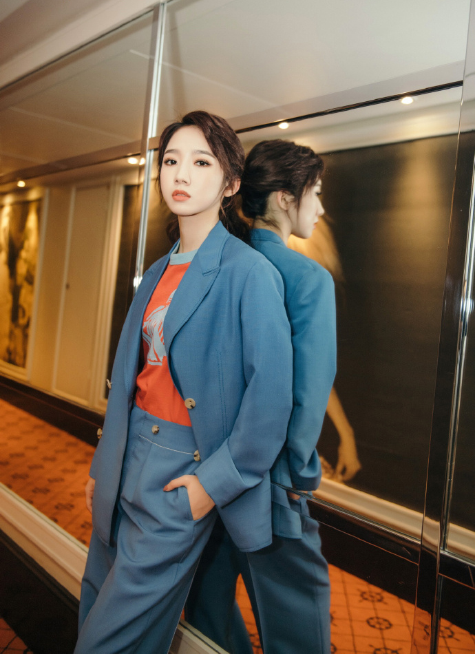 高清女明星孟美岐时尚杂志内页写真图片图片