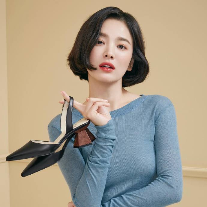 高清韩国大邱广域市女明显宋慧乔图片：亮相Burberry2017秋冬大秀现场图片图片