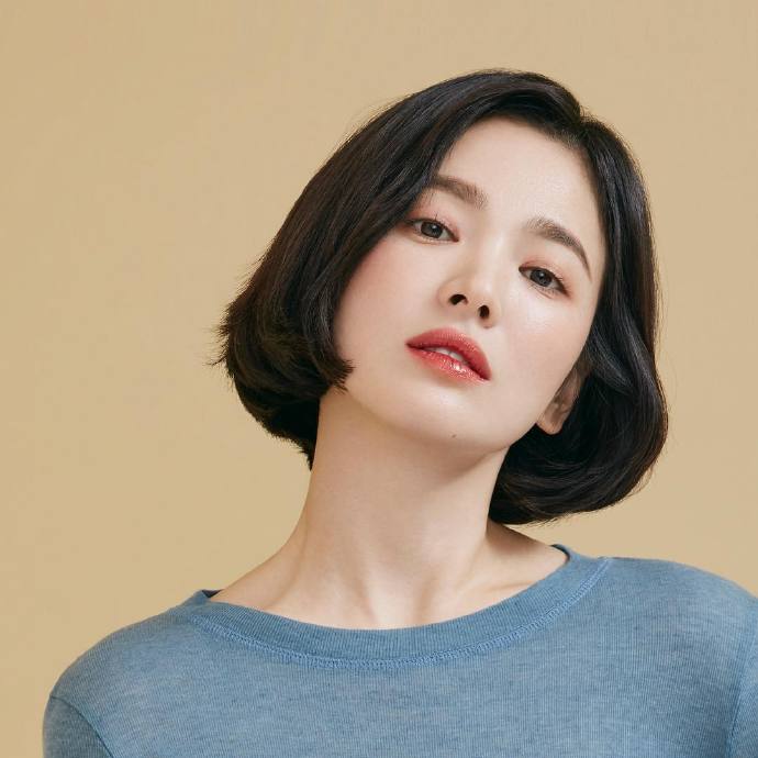 高清韩国大邱广域市女明显宋慧乔图片：亮相Burberry2017秋冬大秀现场图片图片