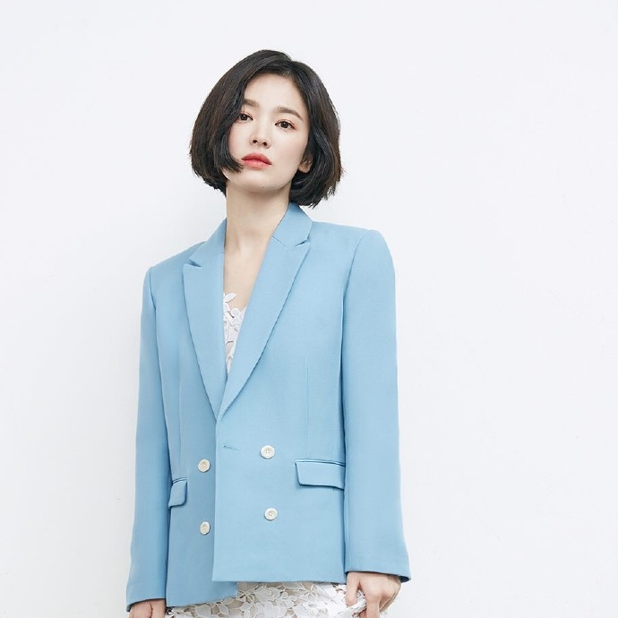 高清韩国大邱广域市女明显宋慧乔图片：亮相Burberry2017秋冬大秀现场图片图片