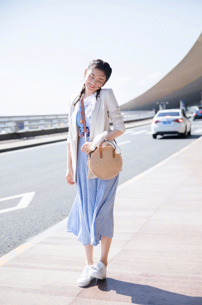 中国北京当代95后女演员小哪吒宋祖儿时尚清新写真桌面壁纸图片