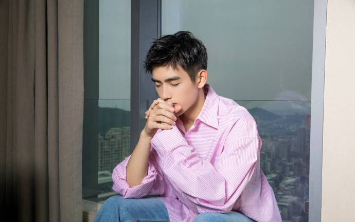 高清中国内地男演员陈飞宇芭莎男士杂志封面大片图片