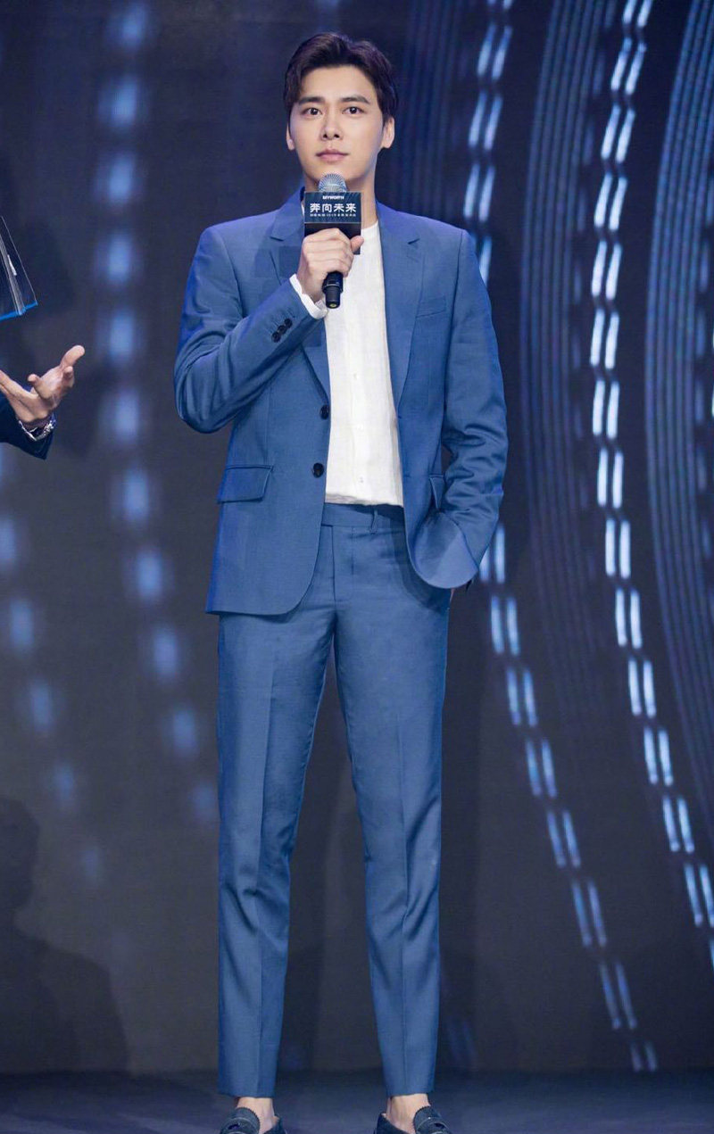 高清中国内地四川成都男演员帅气男神李易峰图片李易峰简约写真白衬衫男神演绎儒雅气质图片