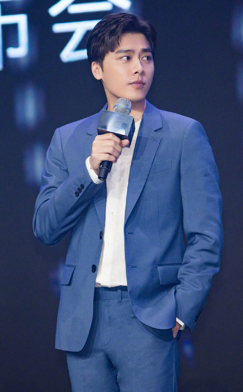 高清中国内地四川成都男演员帅气男神李易峰图片李易峰简约写真白衬衫男神演绎儒雅气质图片