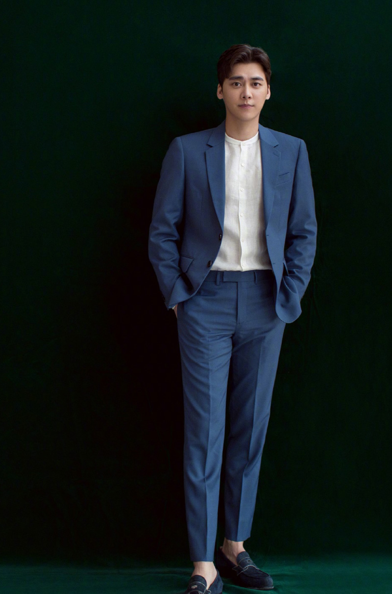 高清中国内地四川成都男演员帅气男神李易峰图片李易峰简约写真白衬衫男神演绎儒雅气质图片