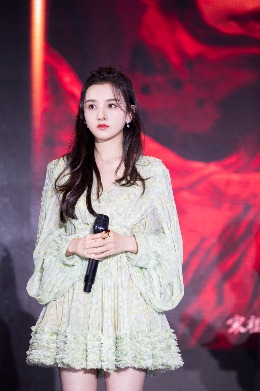 中国北京当代95后女演员小哪吒宋祖儿时尚清新写真桌面壁纸图片