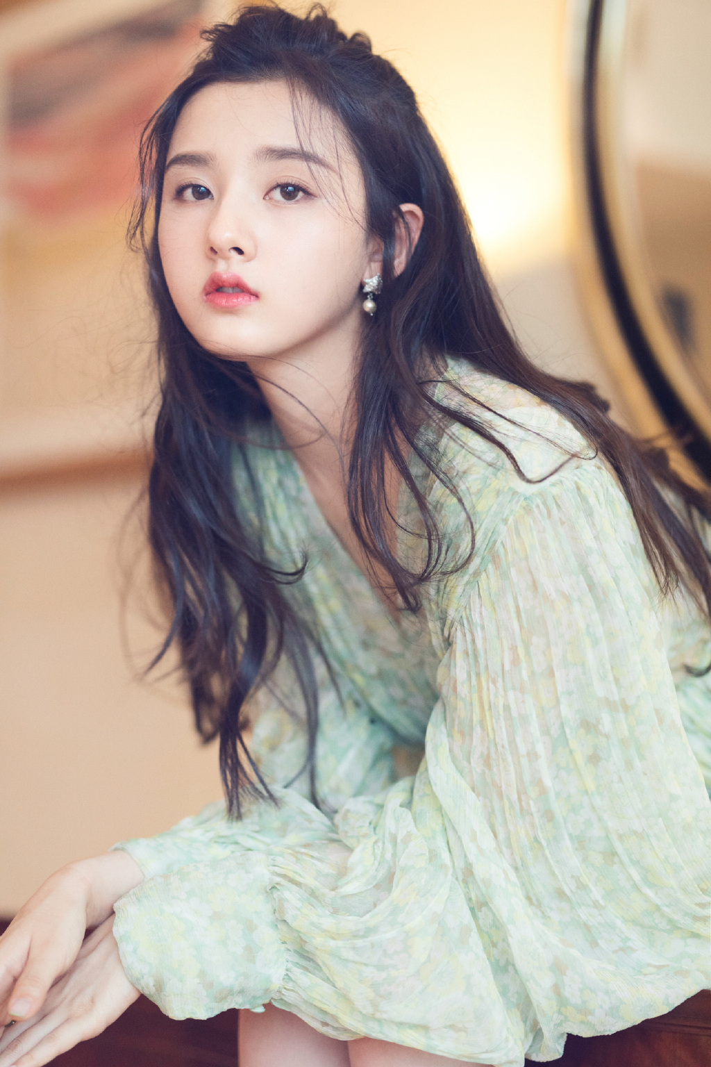 中国北京当代95后女演员小哪吒宋祖儿时尚清新写真桌面壁纸图片