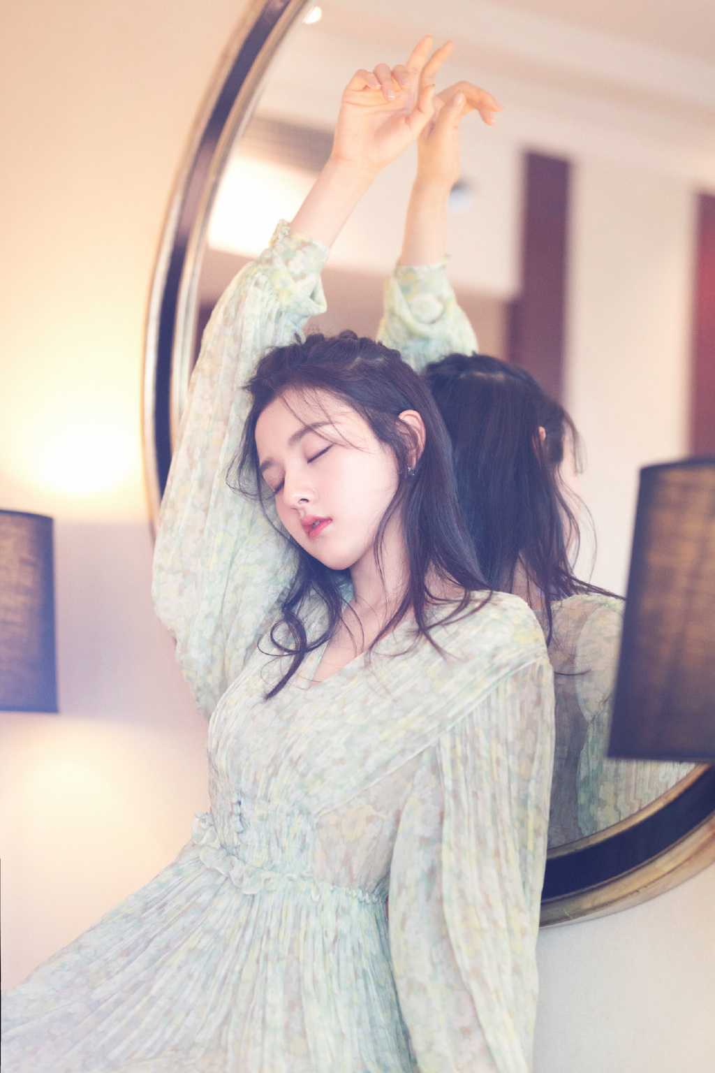 中国北京当代95后女演员小哪吒宋祖儿时尚清新写真桌面壁纸图片