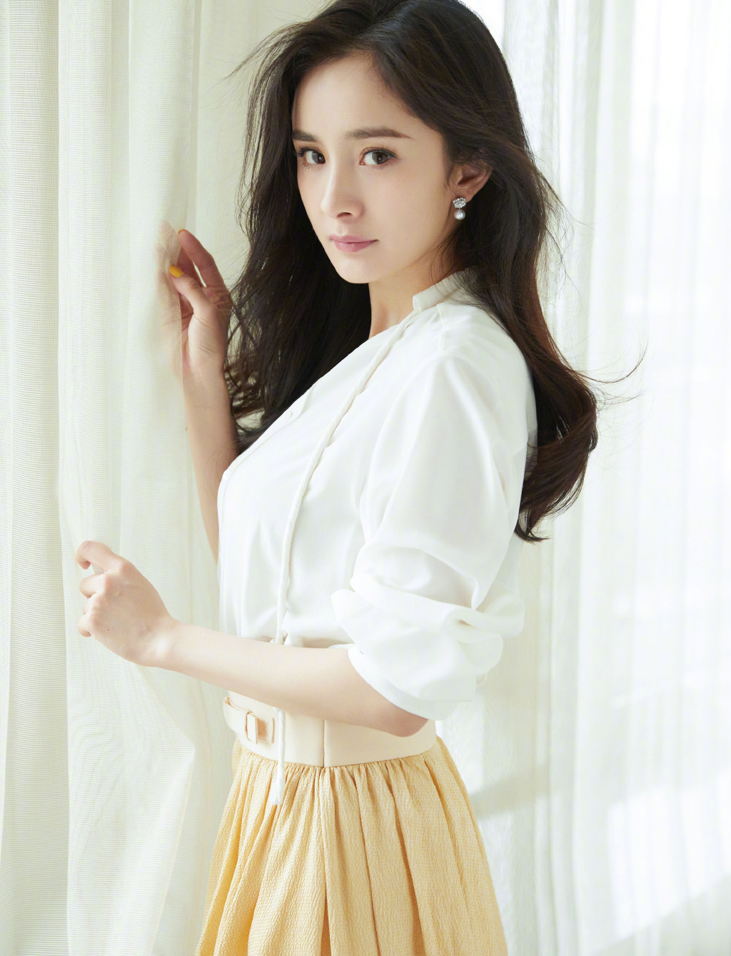 中国内地北京影视女演员杨幂抹胸裙性感高清桌面壁纸图片