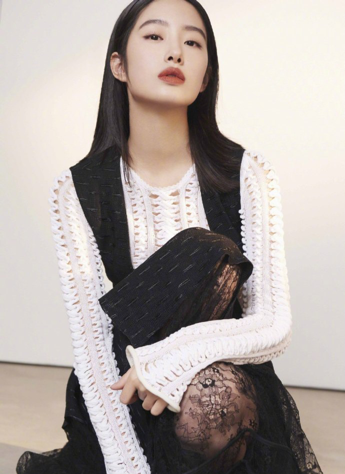 中国内地女演员、歌手、主持人杨采钰蕾丝透视裙性感写真图片图片