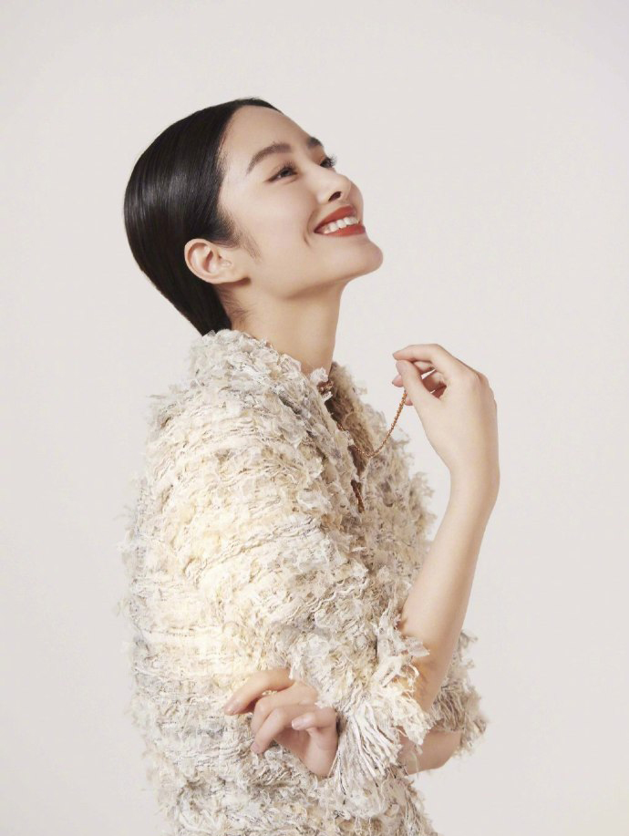 中国内地女演员、歌手、主持人杨采钰蕾丝透视裙性感写真图片图片