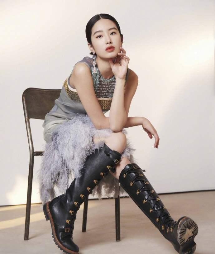 中国内地女演员、歌手、主持人杨采钰蕾丝透视裙性感写真图片图片