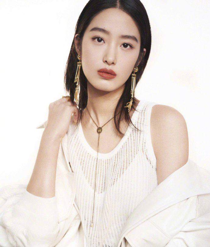 中国内地女演员、歌手、主持人杨采钰蕾丝透视裙性感写真图片图片