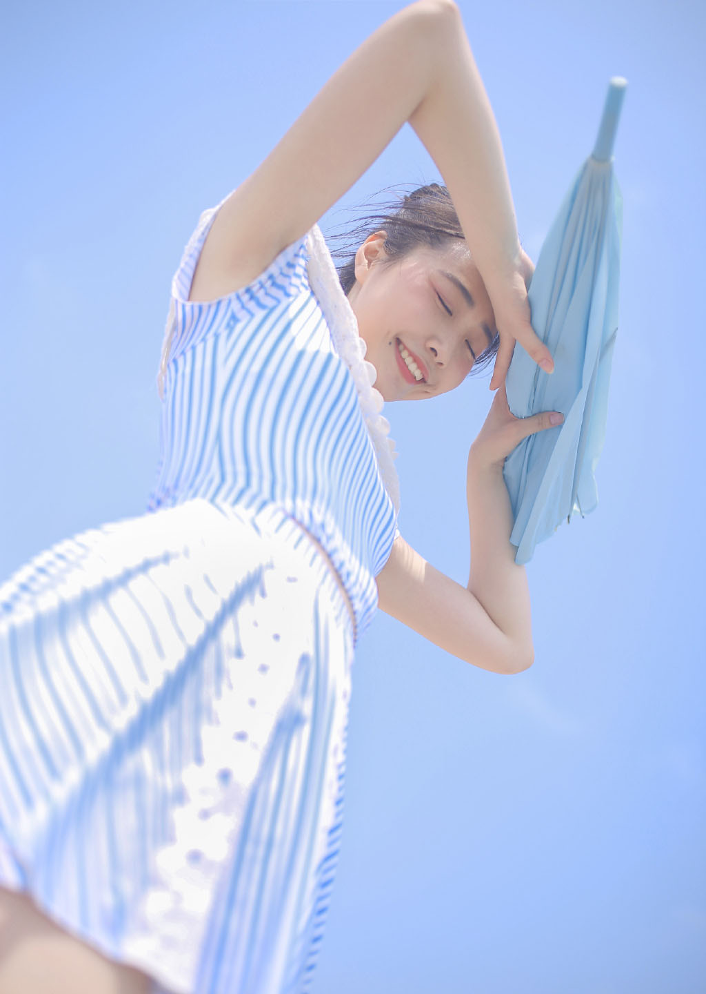 沙滩美女图片