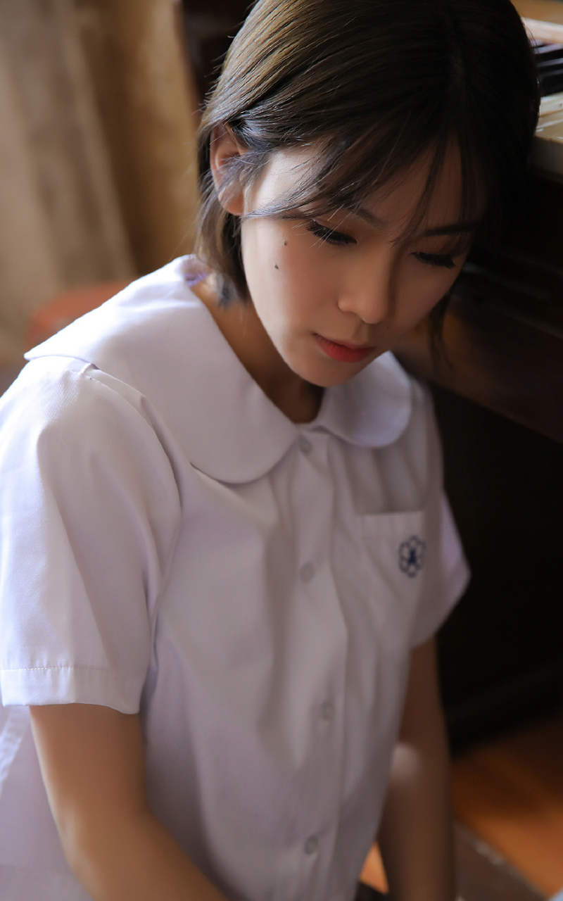 日本短发美女白色学生制服诱惑写真图片