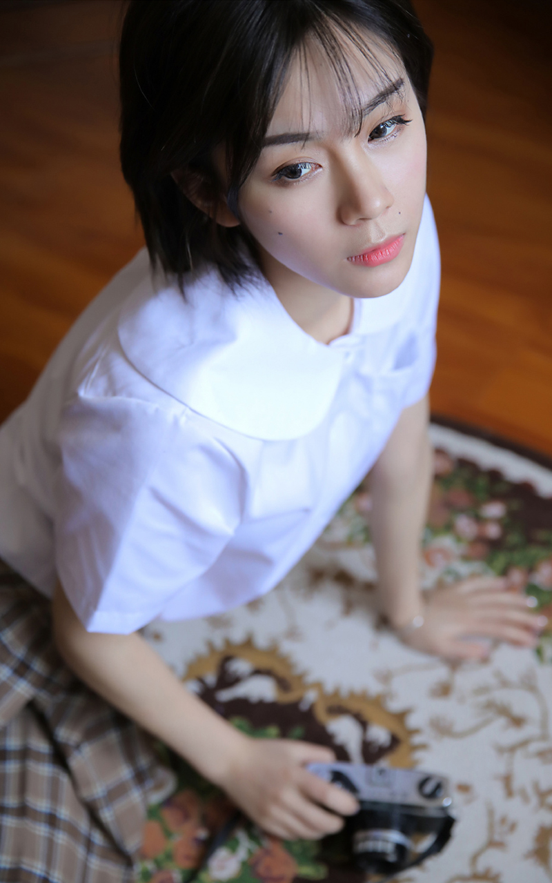 日本短发美女白色学生制服诱惑写真图片