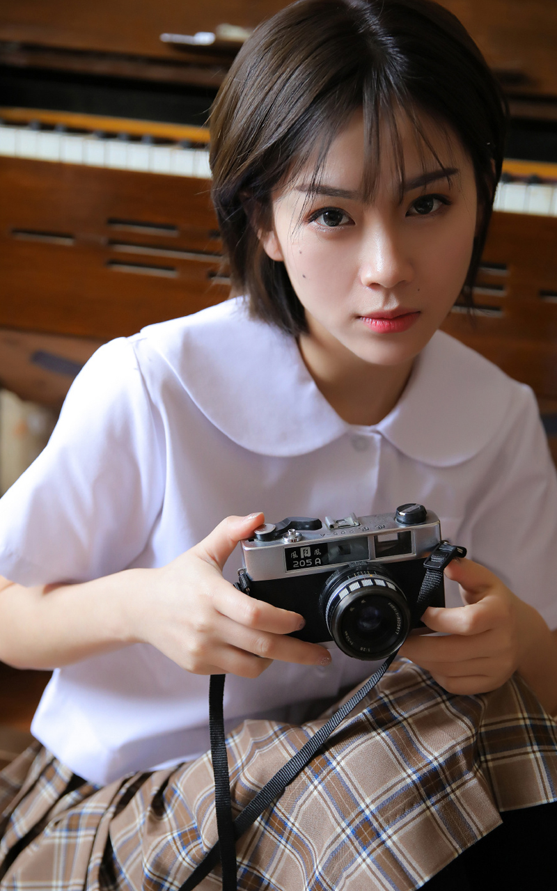 日本短发美女白色学生制服诱惑写真图片
