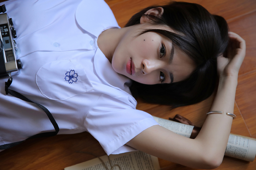 日本短发美女白色学生制服诱惑写真图片