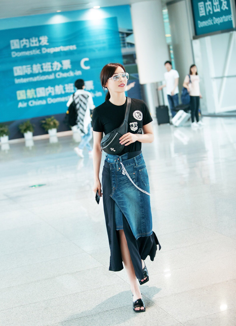袁姗姗微博爆露背写真 优雅中透露着性感图片