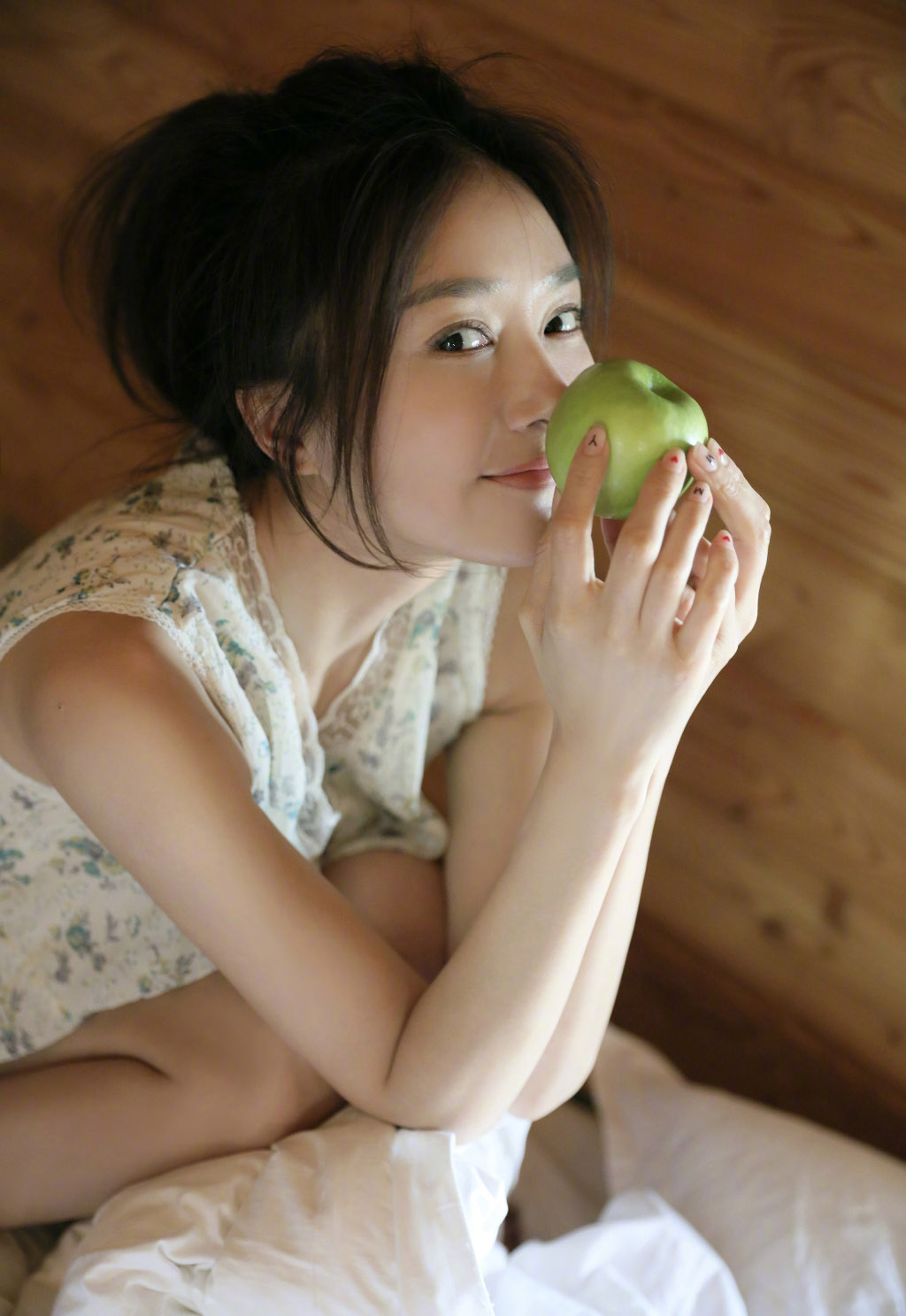 秦岚时尚家居写真图片曝光 复古红唇妩媚而优雅图片