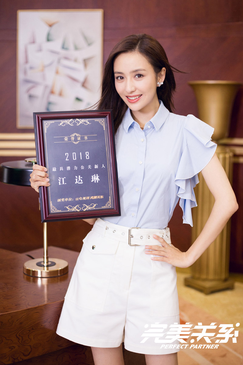 黄轩硬朗帅气黑白时尚大片图片