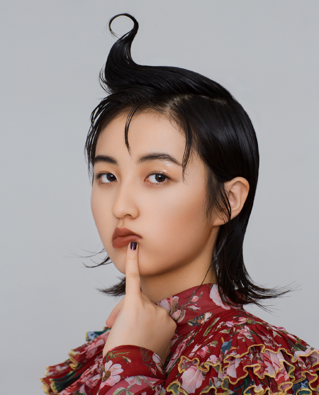 张子枫最新时尚杂志写真高清图片图片