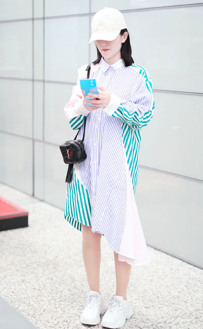 谢娜露美腿不怕冷 助理搀扶下楼梯躲采访图片