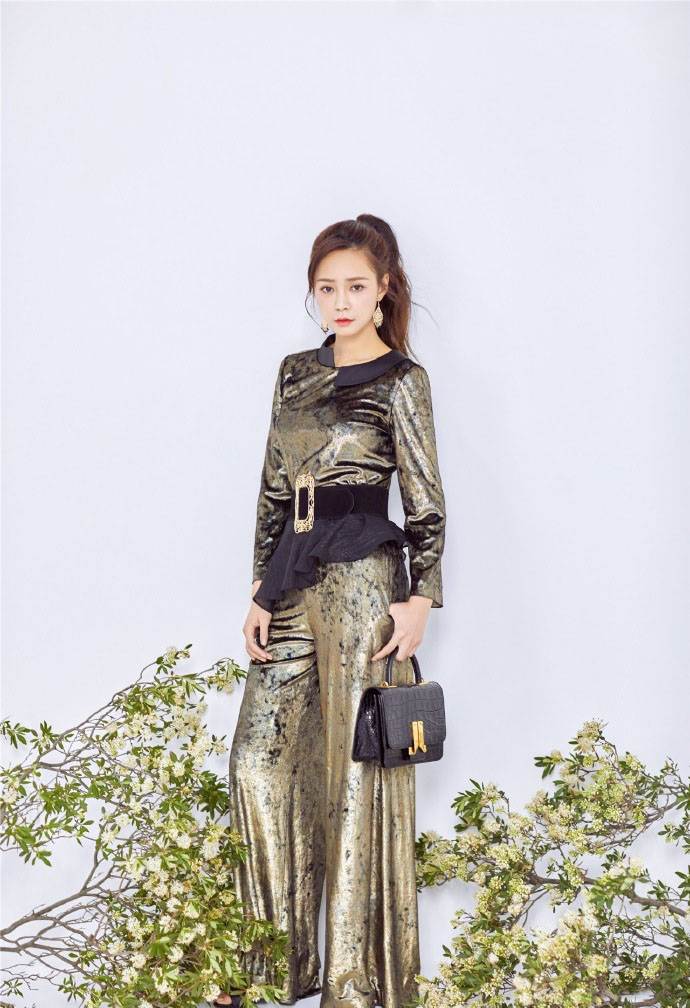 高清湖南省湘西吉首市美女沈梦辰抹胸性感唯美写真图片图片