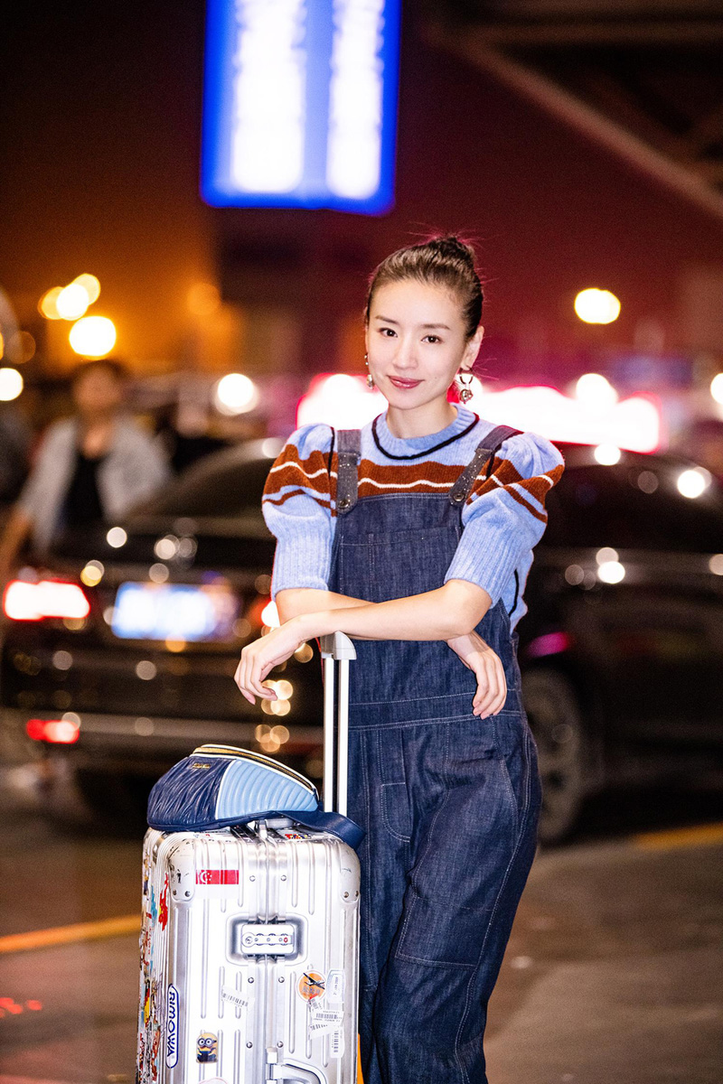 董洁时尚率性机场照图片图片