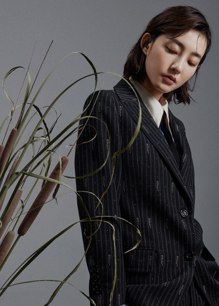 王丽坤时尚干练杂志封面大片图片