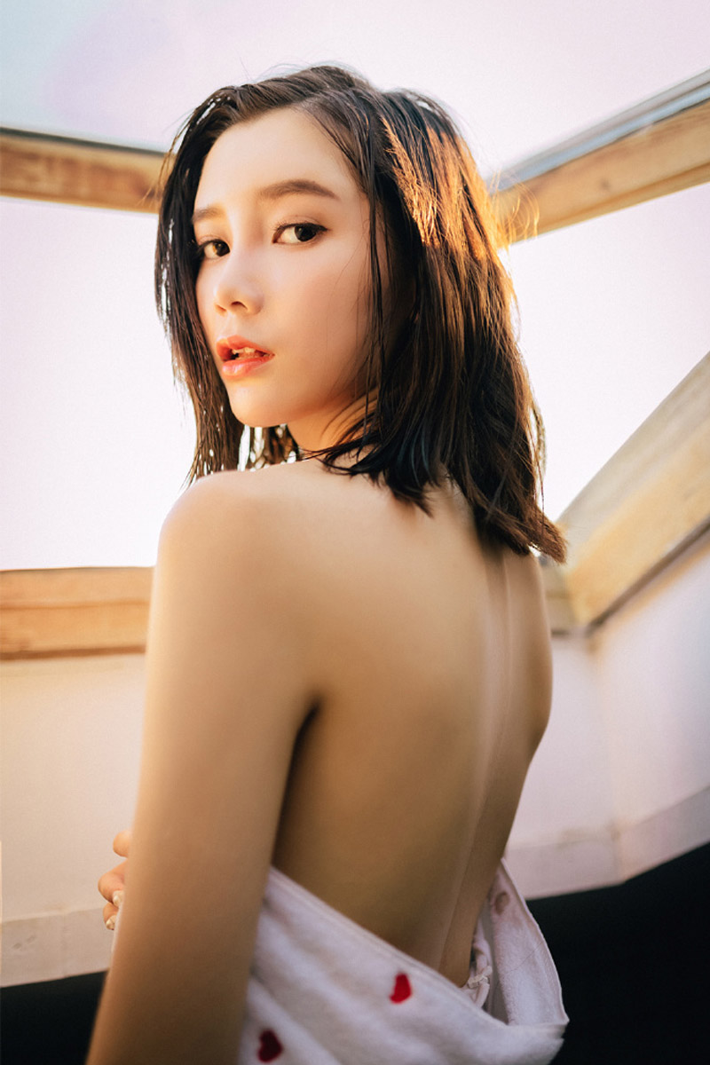 秦岚便装享慢生活写真图片笑容甜美轻熟女图片