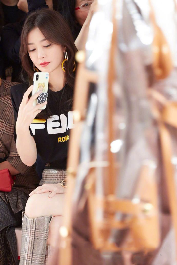 秦岚时尚家居写真图片曝光 复古红唇妩媚而优雅图片