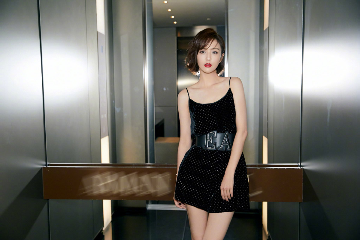 高清中国内地新疆伊犁影视女演员佟丽娅薄纱轻舞娇俏灵动新年大片曝光图片
